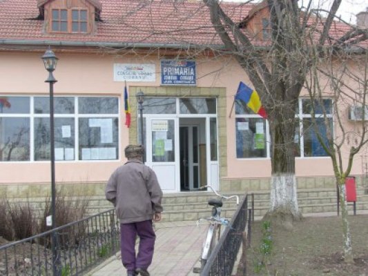 Fosta casieră a Primăriei Ciobanu, trimisă în judecată pentru delapidare
